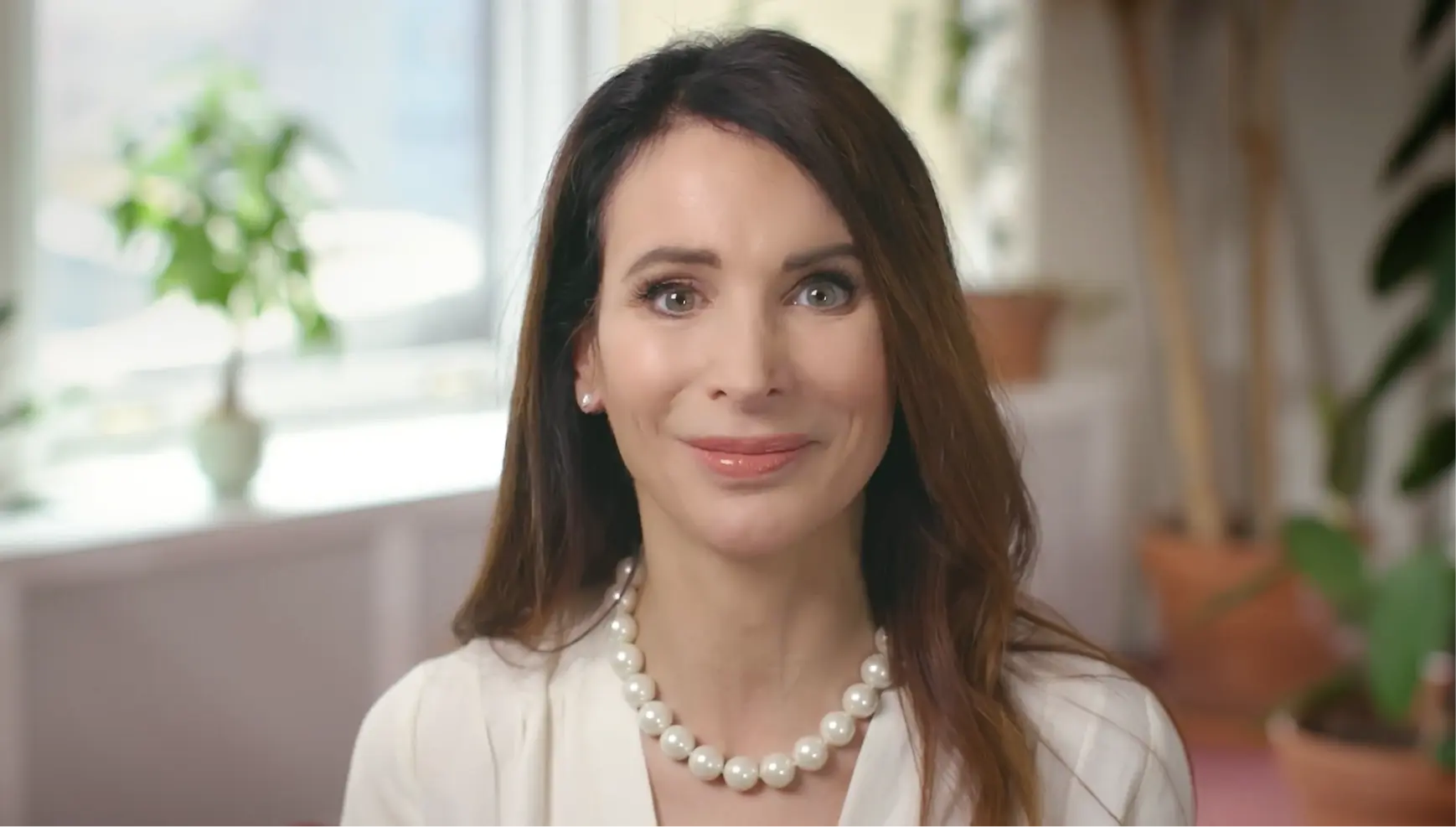 Brown haird woman wearing pearls